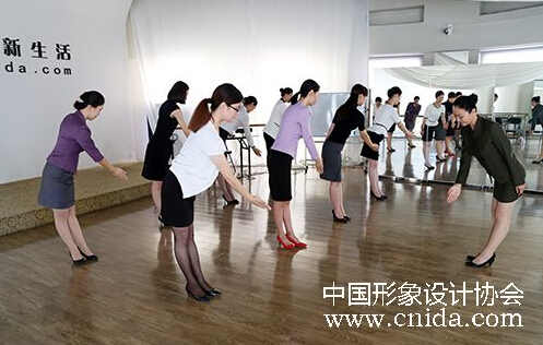 徐文波老師 專業(yè)服務(wù)禮儀培訓(xùn)教學(xué)實(shí)錄與價(jià)值解析